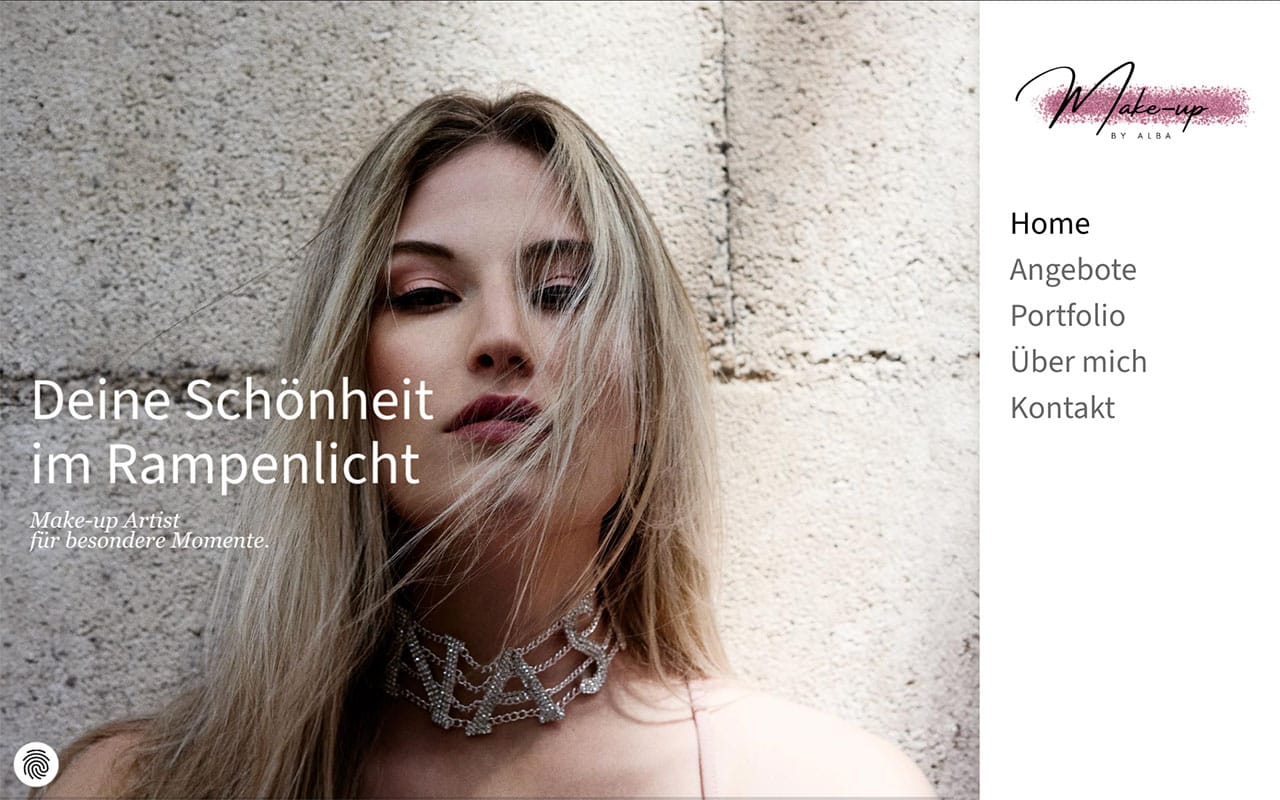 Porträt einer Frau mit natürlichem Make-up vor Steinwand
