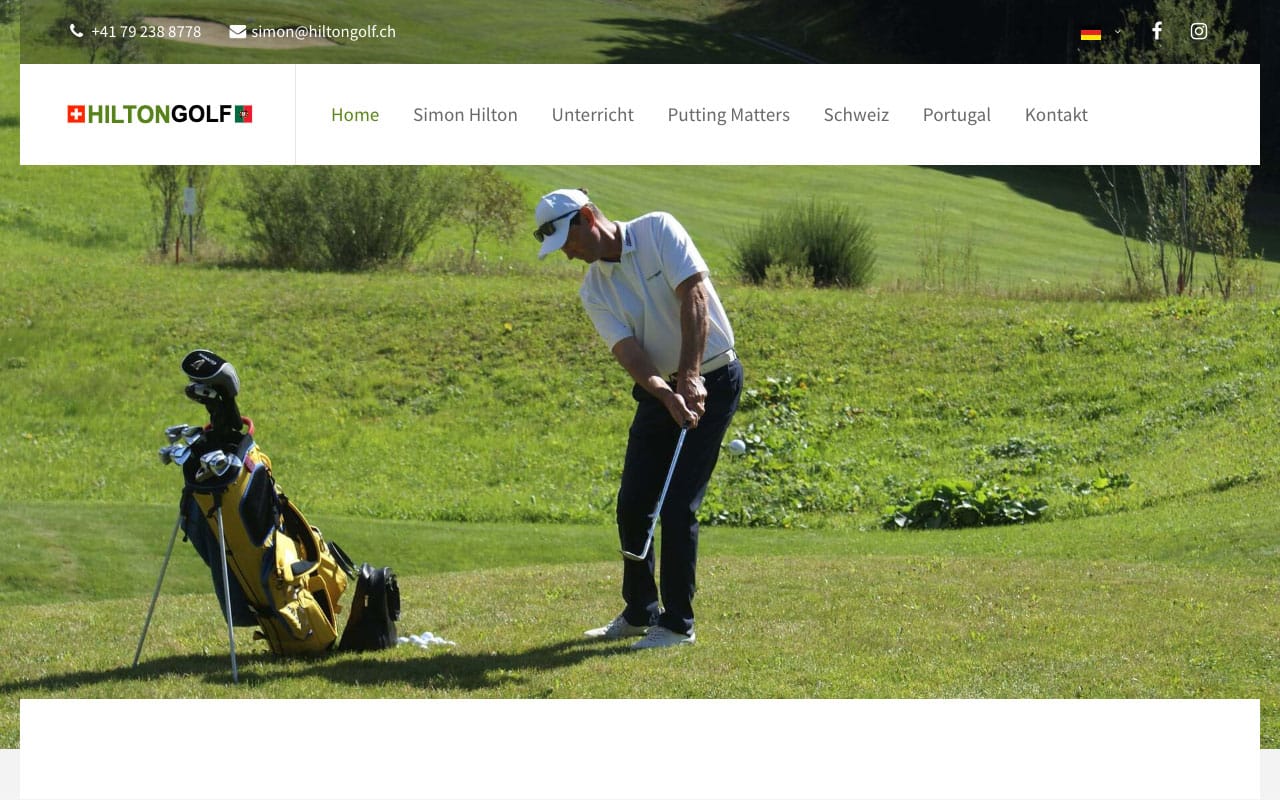 Golfunterricht Schweiz | Simon Hilton – Hilton Golf Golfer übt Chip-Schlag neben Golfbag auf dem Fairway