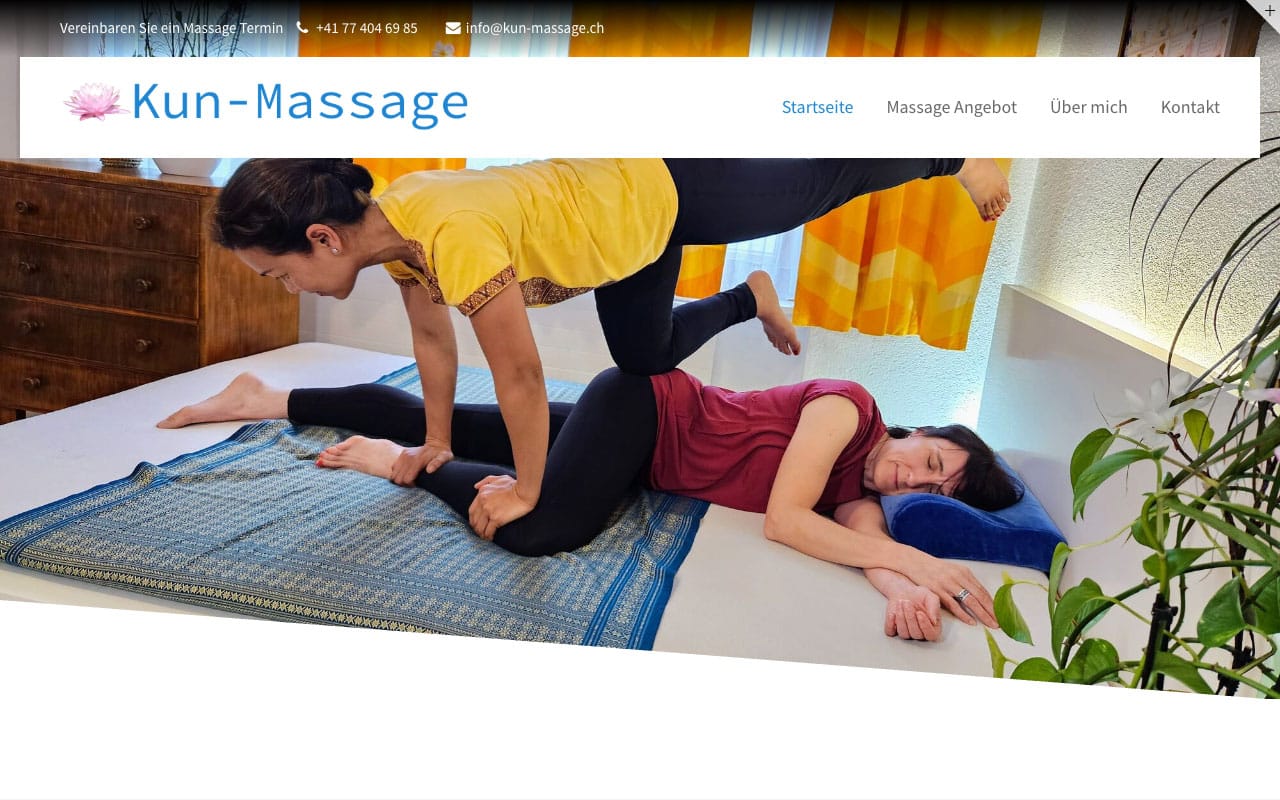 Kun-Massage | Thai Massage Massagetherapeutin dehnt Bein einer Kundin auf Massagematte
