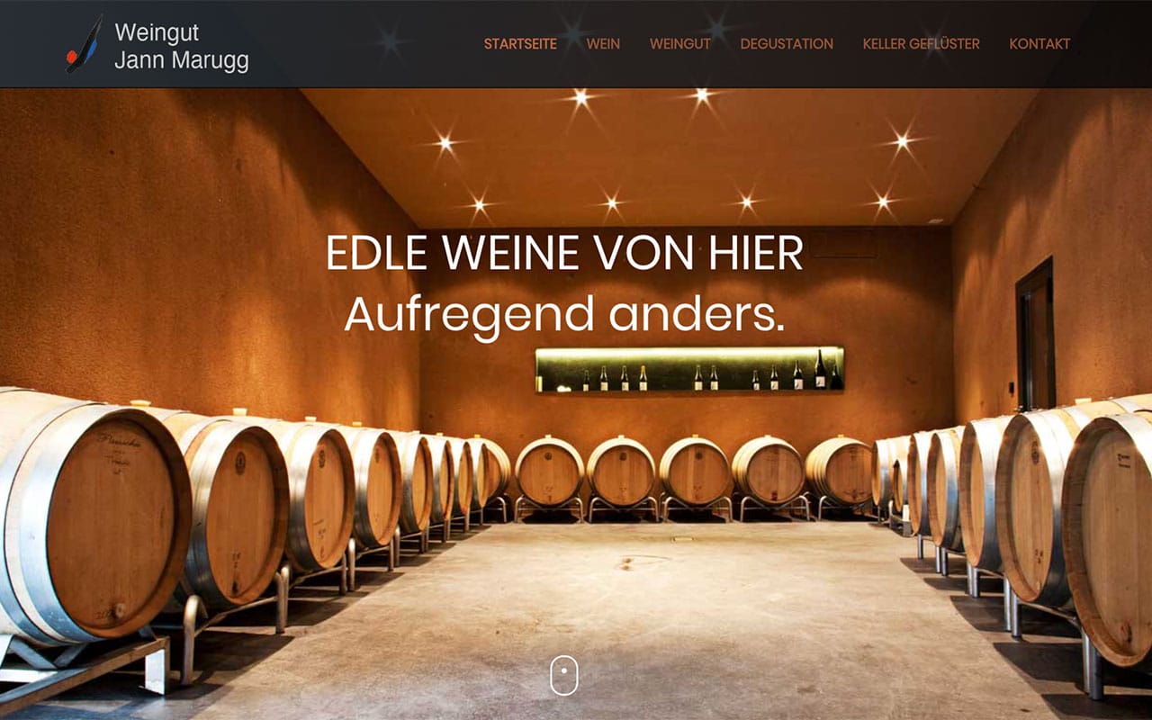 Weinkeller mit Reihen von Holzfässern im Weingut Jann Marugg